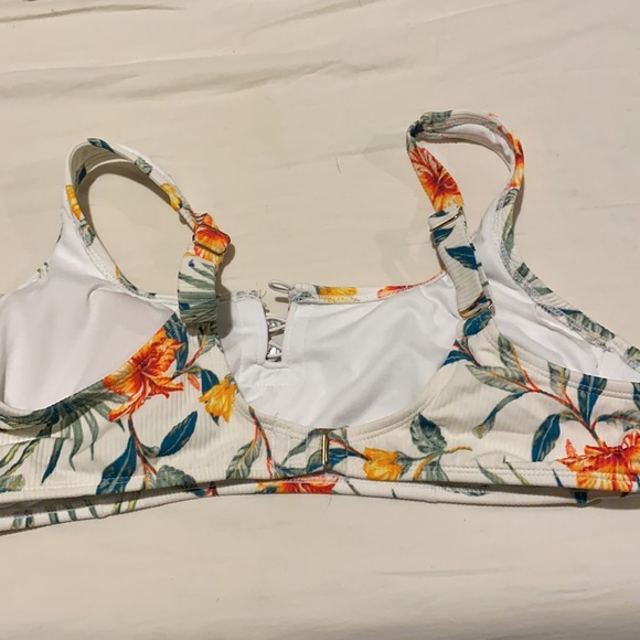 Bikini top size XL (missing too button) - Picture 3 of 3